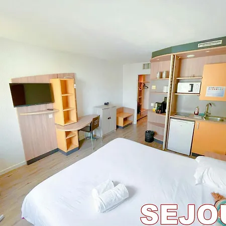Paris Retreat 5 Minutes From Hoche Metroparking Apartment Pantin